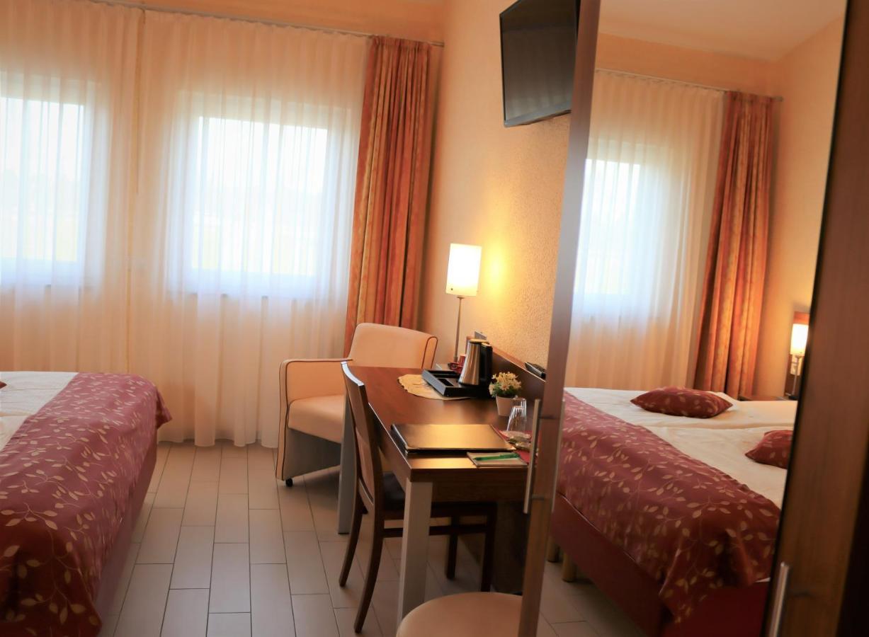 Land-Gut-Hotel Am Ring Meuspath Ngoại thất bức ảnh