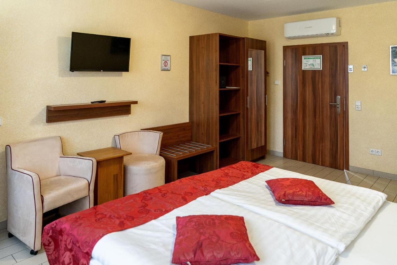 Land-Gut-Hotel Am Ring Meuspath Ngoại thất bức ảnh
